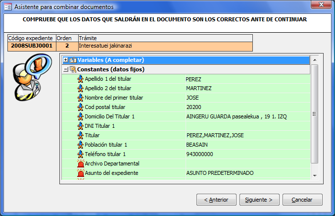 Pantalla del segundo paso del asistente de combinación de documentos: agregar datos a las variables de la plantilla